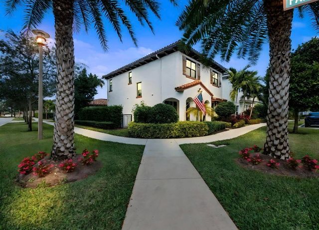 8125 Hobbes Way, Palm Beach Gardens, FL 33418