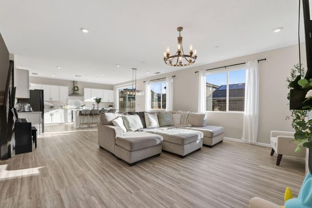 8285 Courage Dr, Sacramento, CA 95829