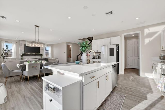 8285 Courage Dr, Sacramento, CA 95829