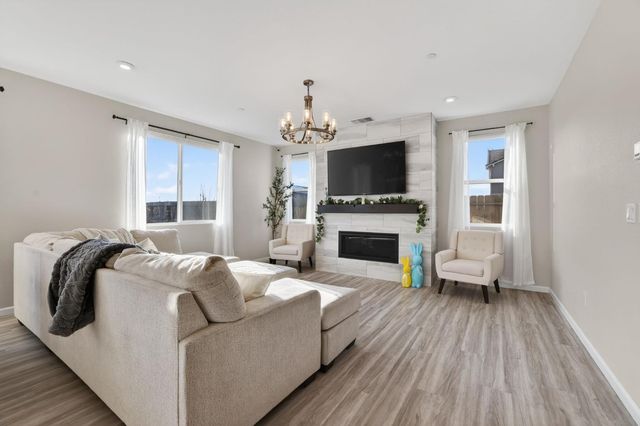 8285 Courage Dr, Sacramento, CA 95829