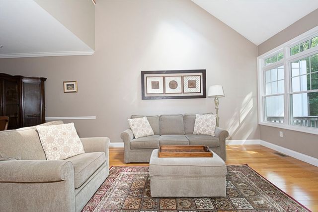 70 Lincoln Ln 70, Grafton, MA 01536