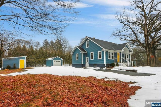 8 Edgewood Avenue, Wyckoff, NJ 07481