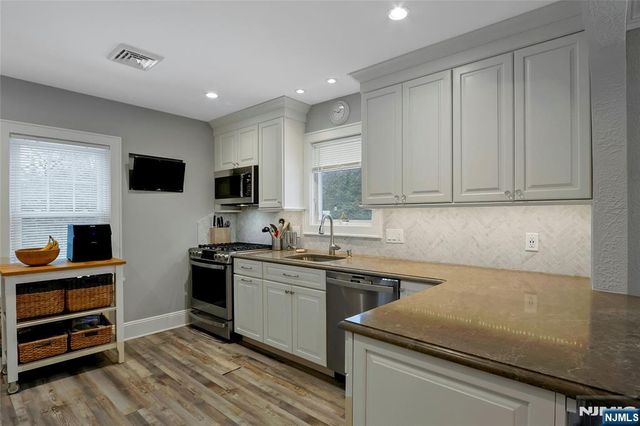 8 Edgewood Avenue, Wyckoff, NJ 07481