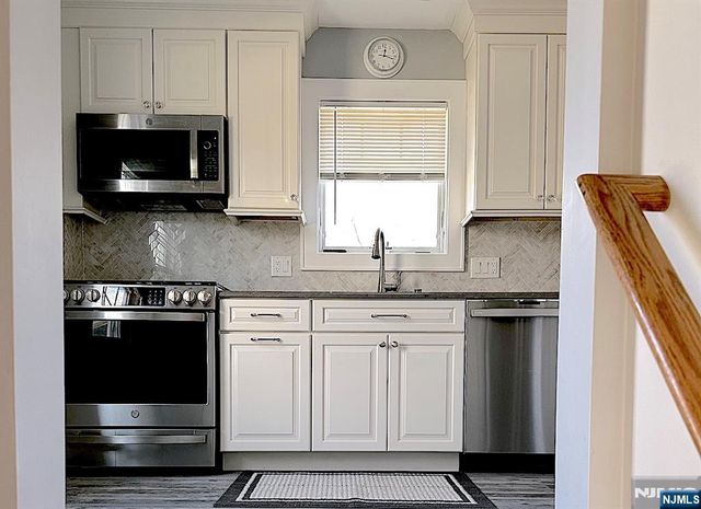 8 Edgewood Avenue, Wyckoff, NJ 07481