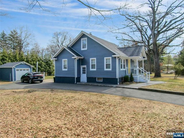 8 Edgewood Avenue, Wyckoff, NJ 07481