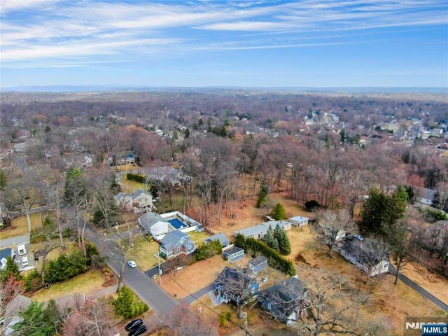 8 Edgewood Avenue, Wyckoff, NJ 07481