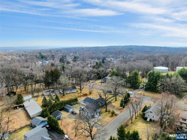 8 Edgewood Avenue, Wyckoff, NJ 07481