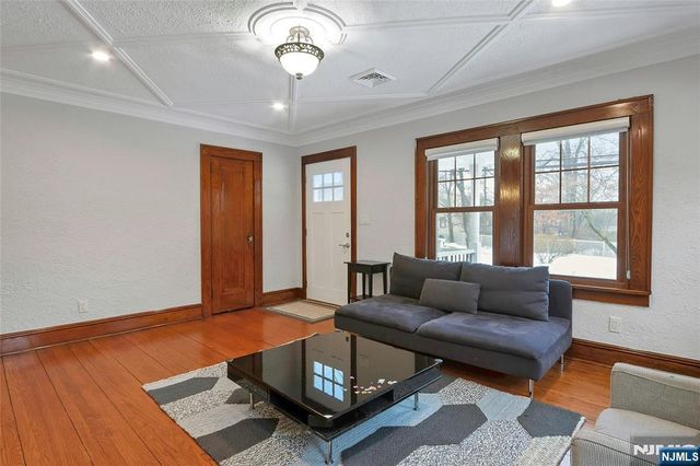 8 Edgewood Avenue, Wyckoff, NJ 07481