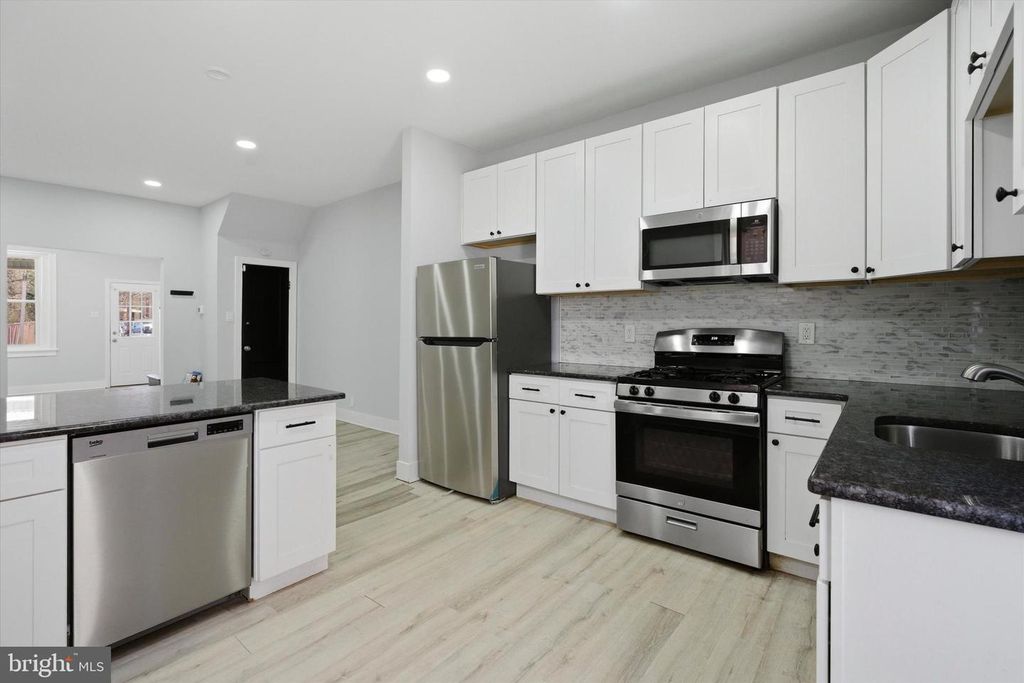 2041 CHURCH LN, Philadelphia, PA 19138