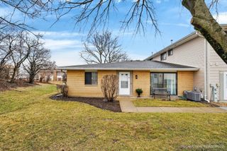 123 BREWSTER Court B, Bloomingdale, IL 60108
