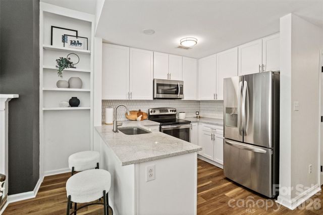 3302 Selwyn Farms Lane 7, Charlotte, NC 28209