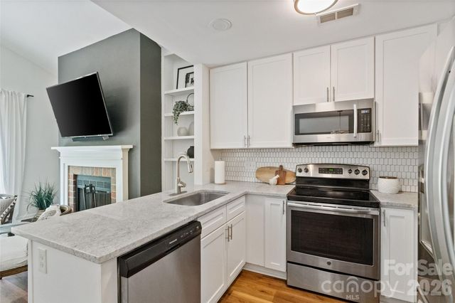3302 Selwyn Farms Lane 7, Charlotte, NC 28209