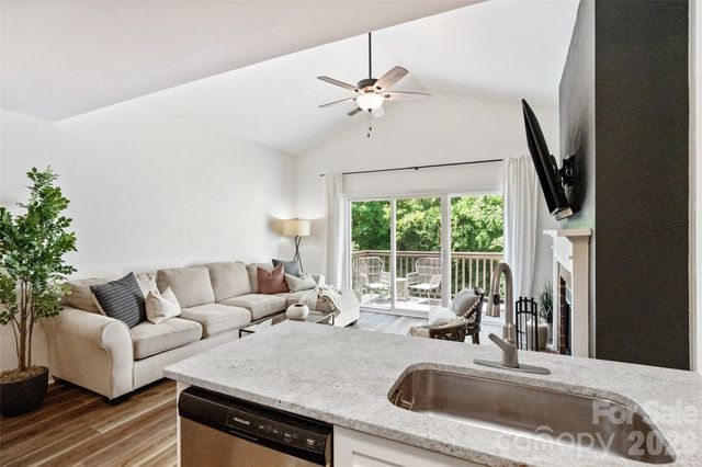 3302 Selwyn Farms Lane 7, Charlotte, NC 28209
