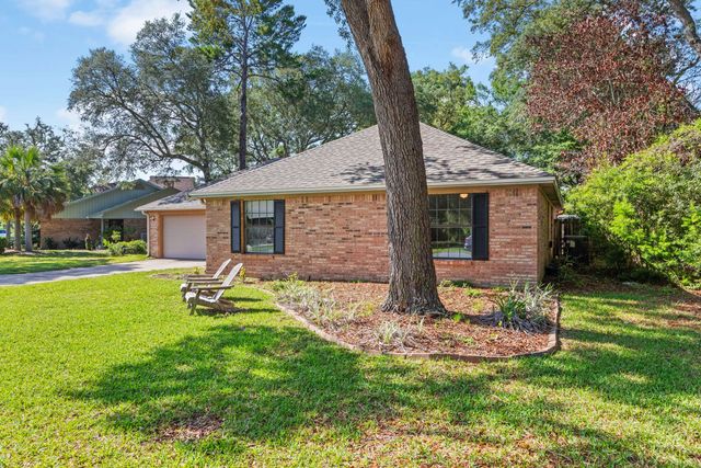 207 Oakwood Circle, Niceville, FL 32578