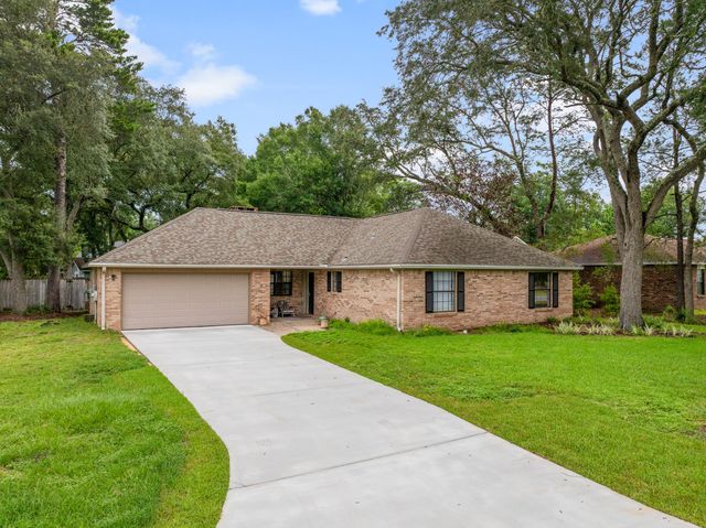 207 Oakwood Circle, Niceville, FL 32578