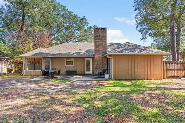 207 Oakwood Circle, Niceville, FL 32578