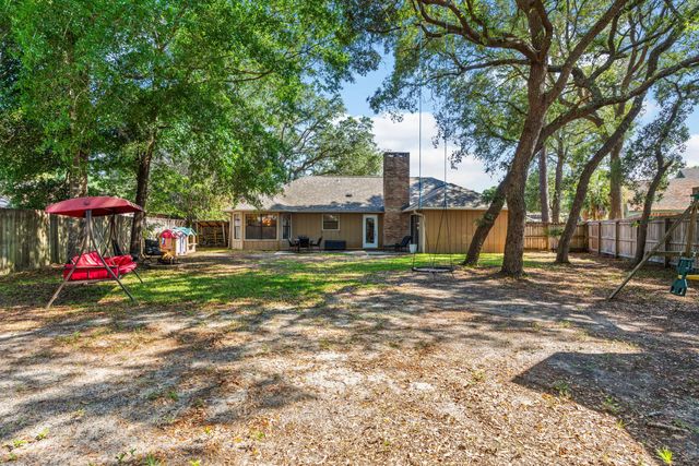 207 Oakwood Circle, Niceville, FL 32578