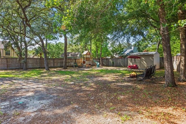 207 Oakwood Circle, Niceville, FL 32578