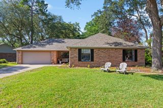 207 Oakwood Circle, Niceville, FL 32578