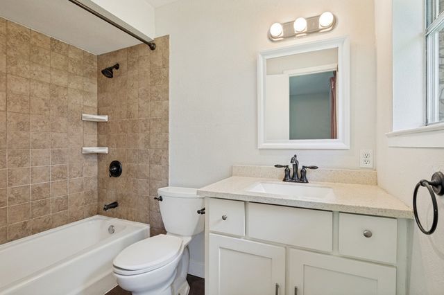 324 Cole Road, Red Oak, TX 75154