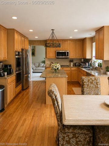 5457 Shelton Drive, Commerce Charter Township, MI 48382