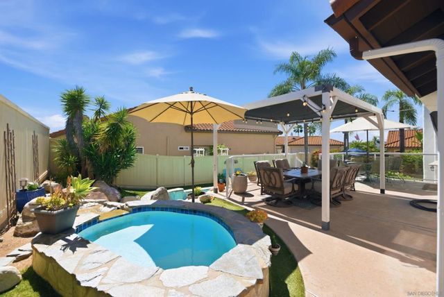 821 Inspiration Ln, Escondido, CA 92025