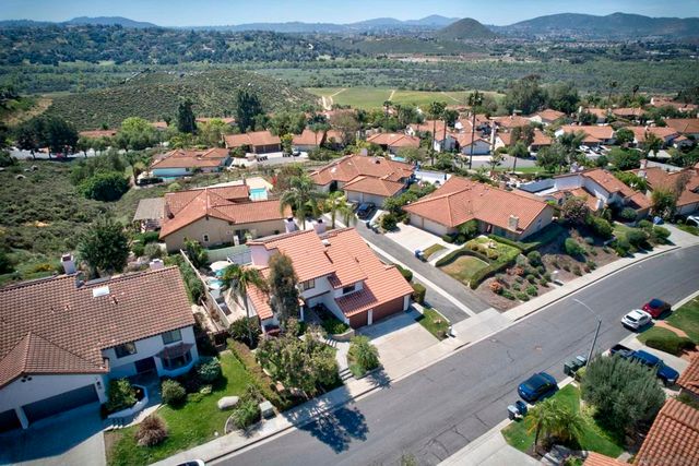 821 Inspiration Ln, Escondido, CA 92025