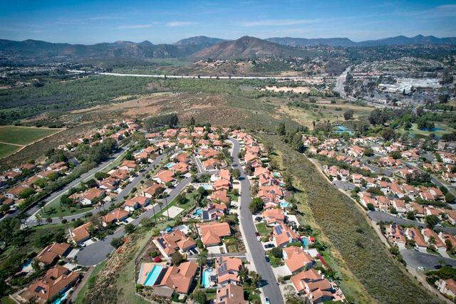 821 Inspiration Ln, Escondido, CA 92025