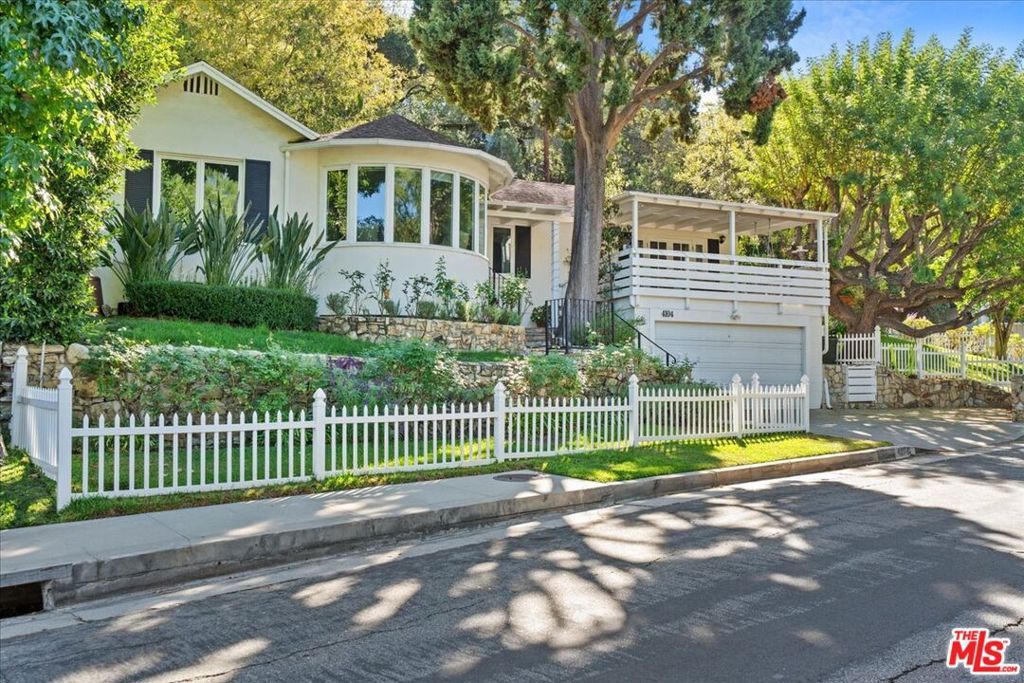 4104 Saugus Avenue, Sherman Oaks, CA 91403