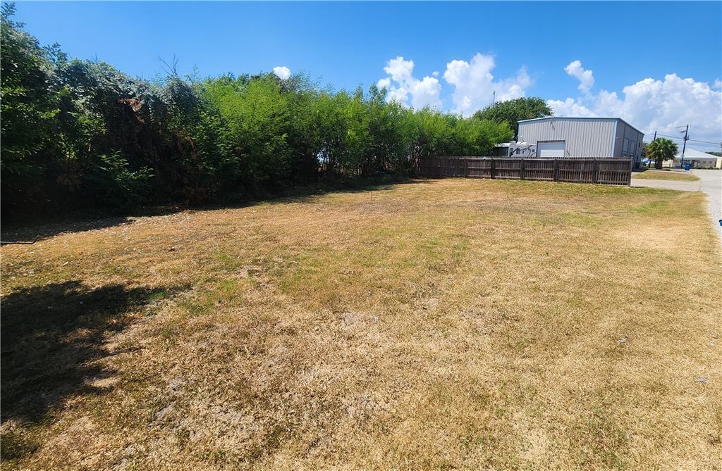 105 Cox Dr, Portland, TX 78374 — photo 2