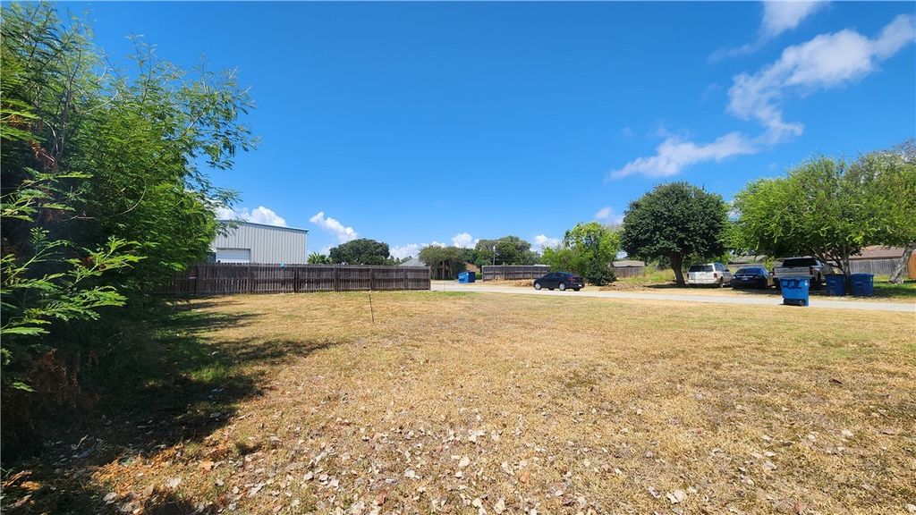 105 Cox Dr, Portland, TX 78374 — photo 3