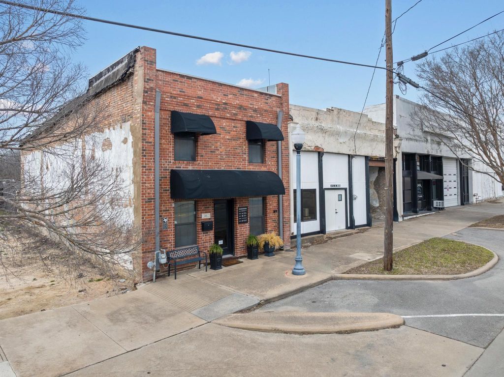 211 N Main Street, Bonham, TX 75418
