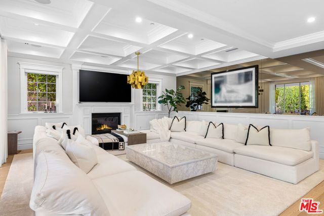 5000 Petit Avenue, Encino (los Angeles), CA 91436