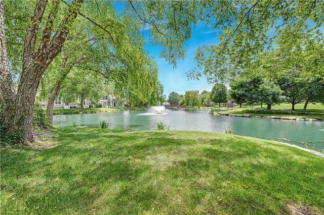 2433 W 137th Place, Leawood, KS 66224