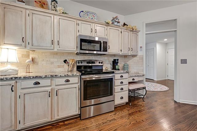 2433 W 137th Place, Leawood, KS 66224
