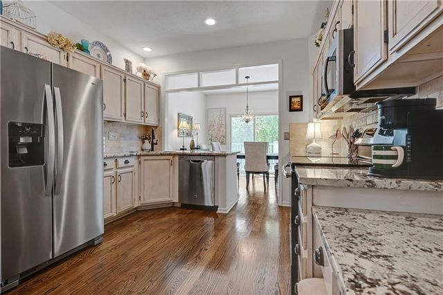 2433 W 137th Place, Leawood, KS 66224