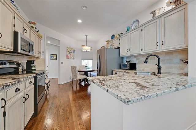 2433 W 137th Place, Leawood, KS 66224