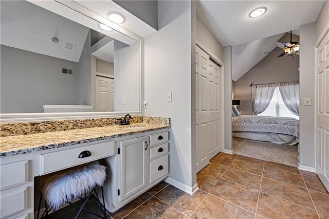 2433 W 137th Place, Leawood, KS 66224