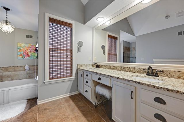 2433 W 137th Place, Leawood, KS 66224