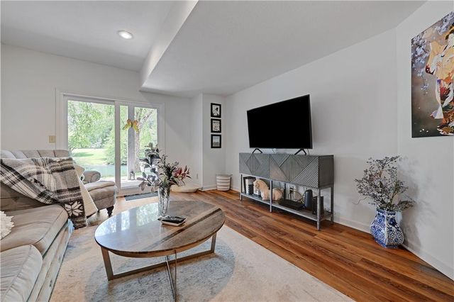 2433 W 137th Place, Leawood, KS 66224