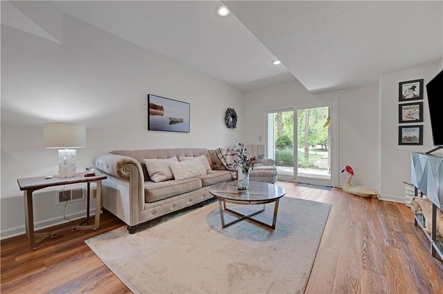 2433 W 137th Place, Leawood, KS 66224