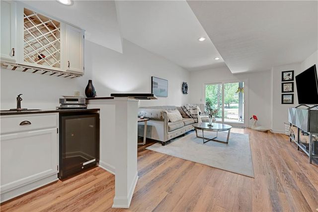 2433 W 137th Place, Leawood, KS 66224