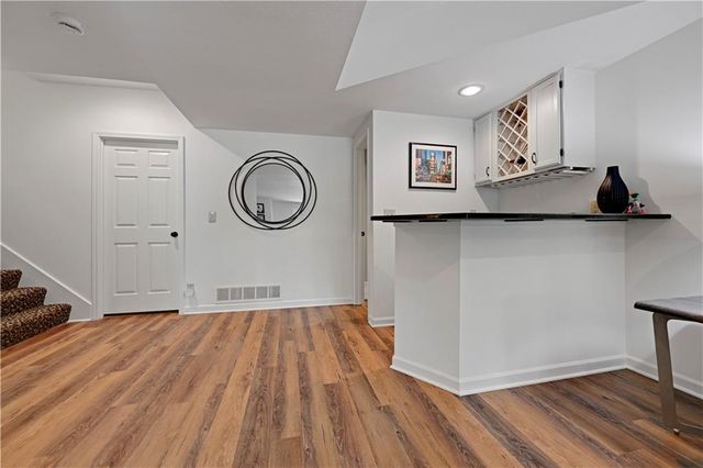 2433 W 137th Place, Leawood, KS 66224