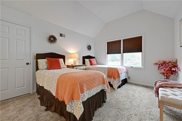2433 W 137th Place, Leawood, KS 66224