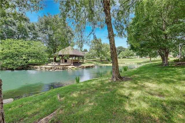2433 W 137th Place, Leawood, KS 66224