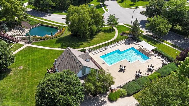 2433 W 137th Place, Leawood, KS 66224