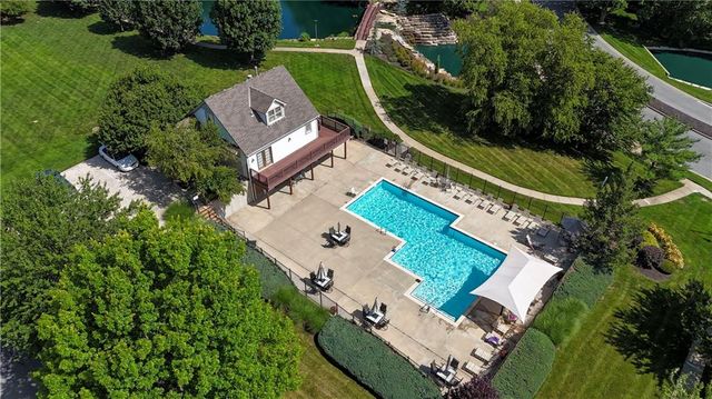 2433 W 137th Place, Leawood, KS 66224