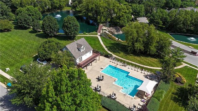 2433 W 137th Place, Leawood, KS 66224