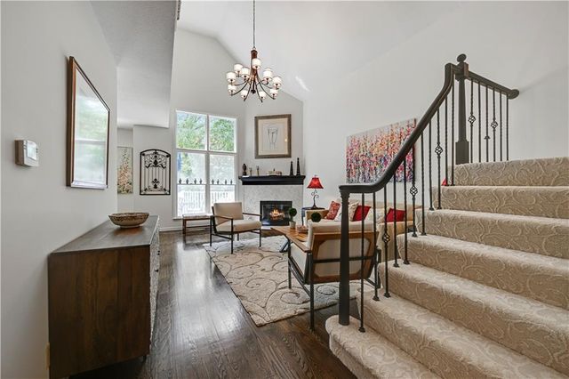 2433 W 137th Place, Leawood, KS 66224