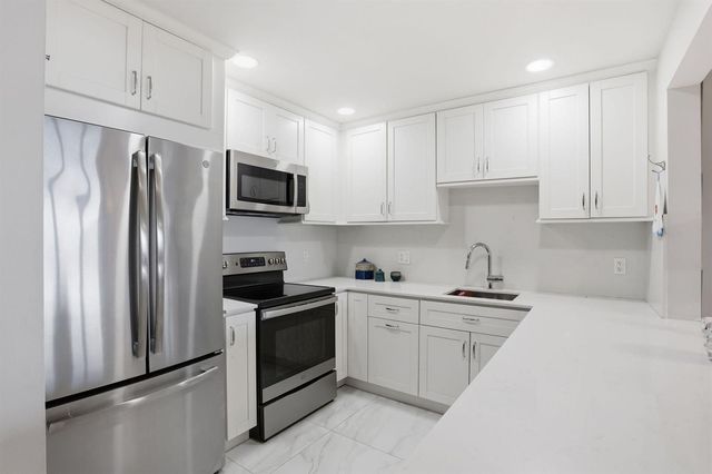 1516 S Lakeside Drive 103, Lake Worth Beach, FL 33460